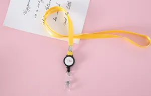 Vista detallada de un cordón retráctil amarillo brillante con diseño de corazón