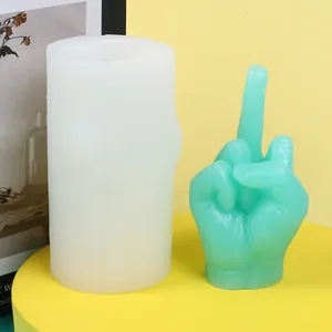 Vue détaillée d'un moule en silicone blanc et de son résultat en forme de doigt d'honneur