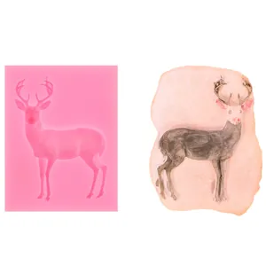 Primer plano del molde de silicona de ciervo rosa junto a una figura de fondant