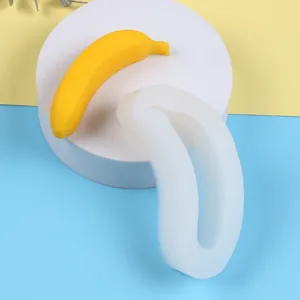 Vista detallada del molde de silicona de banana 3D con un modelo de banana amarilla.