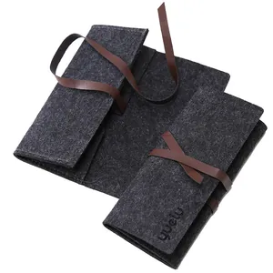 Astuccio arrotolabile in feltro grigio scuro con chiusura a cinturino in pelle marrone