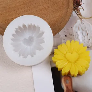 Silikonform Sonnenblume mit Herz für handgemachte Gänseblümchen-Kerzen und Seife