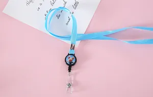 Primer plano de cordón retráctil azul cielo con carrete de cerdito lindo