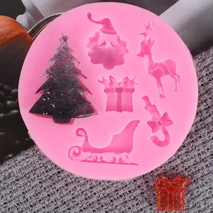 Primer plano del molde de silicona rosa navideño con figuras de árbol, reno y Papá Noel.