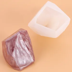 Gros plan d'un moule en silicone pour cristal avec une pièce finie en résine violette