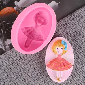 Vue détaillée du moule en silicone rose relief de fille avec ornement en plâtre terminé