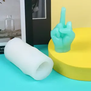 Vue détaillée du moule en silicone DIY et d'un ornement en cire de geste de majeur en 3D