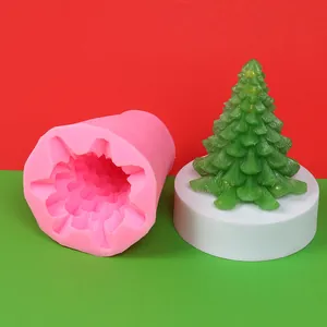 Detailansicht der rosa Silikon-Weihnachtsbaumform mit einer fertigen grünen Kerze darauf