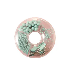 Set di cancelleria colorata con clip e puntine in una scatola rosa rotonda