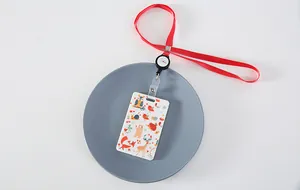 Portatarjetas de identificación retráctil premium con motivos animales y cordón rojo.