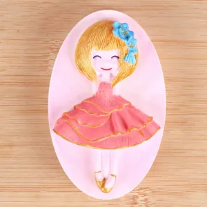 Vue détaillée d'un relief de fille de dessin animé dans un moule en silicone rose pour savon