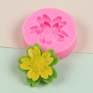 Gros plan d'un moule en silicone tournesol rose et d'une fleur déco en résine jaune