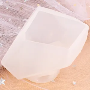 Vue détaillée d'un moule en silicone translucide pour la création de formes de cristal et gemme.