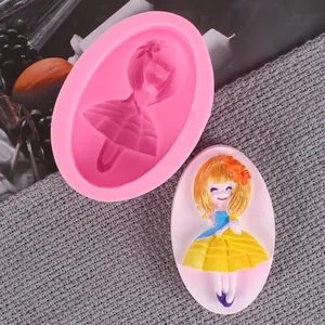 Détail du moule en silicone fille de dessin animé avec un relief en plâtre coloré fini