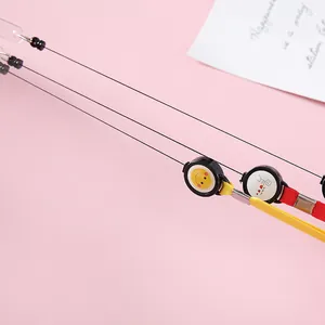Lindo cordón retráctil de colores caramelo con insignias de dibujos para identificación