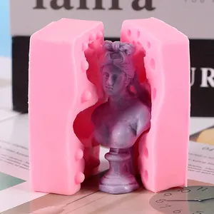 Detaillierte Ansicht der Silikonform für klassische Büsten mit fertiger lila Skulptur