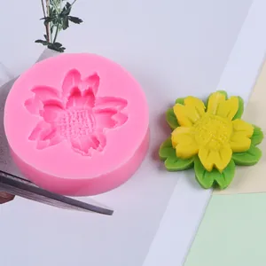 Détail du moule en silicone tournesol rose avec décoration de fleur en résine