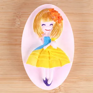 Vue détaillée du motif de fille de dessin animé en relief 3D sur un moule en silicone rose.