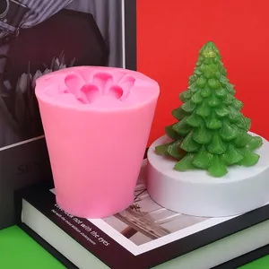 Detailansicht der Tannenbaum-Silikonform mit fertiger grüner Duftkerze für Weihnachten