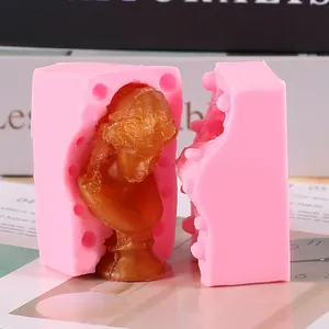 Detailansicht der rosa Silikonform mit einer klassischen europäischen Büstenkerze