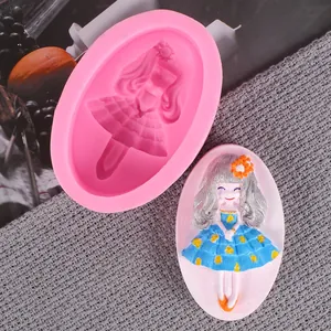 Vue détaillée d'un moule en silicone rose et de son ornement en relief 3D de petite fille.