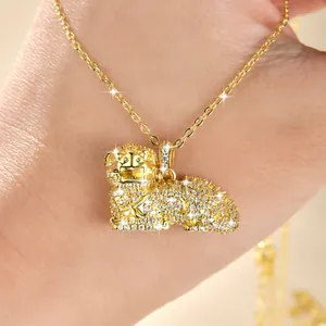 Detailansicht einer glitzernden, vergoldeten PiXiu-Halskette mit Mikro-Pave-Steinen