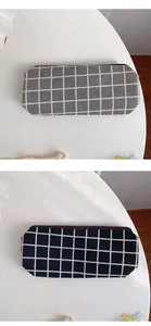 Δύο μινιμαλιστικές καμβά κασετίνες με γκρι και μαύρο καρό σχέδιο, κάτοψη από πάνω