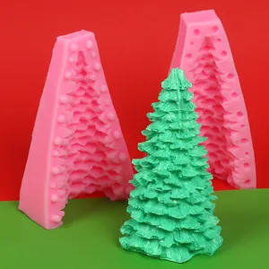 Detailansicht der Silikonform und der grünen Kerze in Tannenform für DIY-Weihnachtsdeko