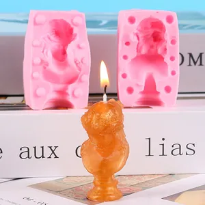 Detailansicht der rosa Silikonform für Büsten und einer fertigen goldenen Porträtkerze.