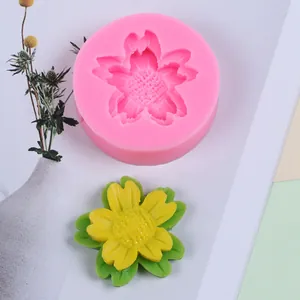 Vue détaillée du moule en silicone tournesol avec une pièce de fleur en résine jaune