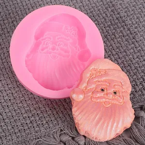 Detalle macro de un molde de silicona rosa con cara de Papá Noel para decoración de pasteles
