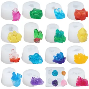 Vue détaillée de moules en silicone pour grappes de cristal DIY avec ornements en résine colorée.