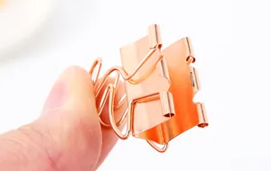Detailansicht eines kreativen, roségoldenen Metall-Binders für Schreibwaren und Büro