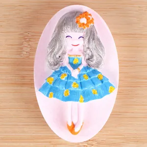 Vue détaillée d'un ornement en relief de fille de dessin animé pour pierre d'aromathérapie