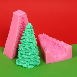 Detailansicht der rosa Silikon-Weihnachtsbaumform mit grünem Kerzenmuster-Beispiel.