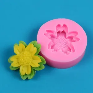 Gros plan du moule en silicone tournesol rose avec échantillon de résine jaune fini