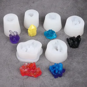 Ensemble de moules en silicone pour créer des géodes de cristal et des pierres précieuses.