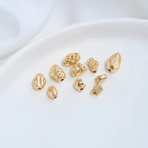 Λεπτομερής προβολή διαφόρων χρυσών μπαρόκ χαντρών με σφυρήλατη υφή μετάλλου