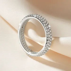Detailansicht eines eleganten Moissanit-Eternity-Rings mit funkelnden Steinen auf Seidenstoff