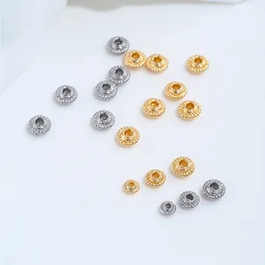 Vista dettagliata di perle distanziatrici in acciaio inossidabile oro e argento per DIY.