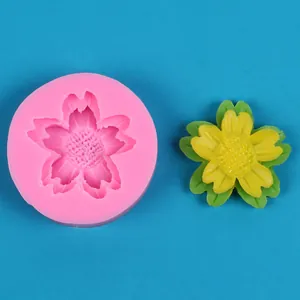 Détail du moule en silicone tournesol rose et création florale en résine jaune finie