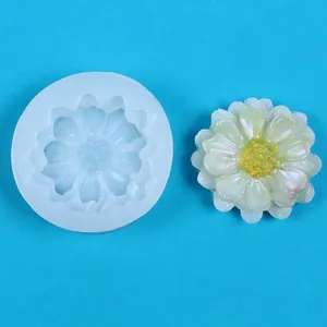 Detailansicht einer Gänseblümchen-Silikonform mit ihrer fertigen floralen Harzkreation