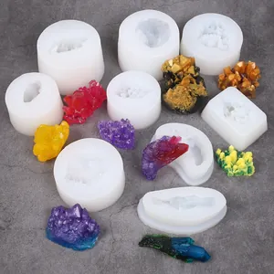 Moules en silicone pour créer des amas de cristaux et des ornements de pierres gemmes.