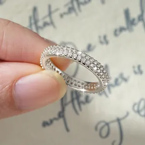 Nahaufnahme eines funkelnden Moissanit-Eternity-Rings mit drei Reihen Pavé-Steinen