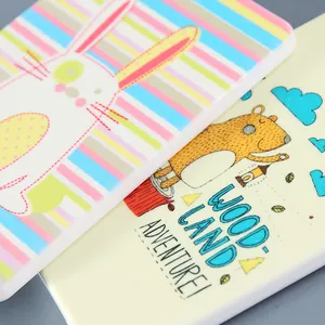 Portatarjetas de plástico duradero con lindos diseños de conejos y osos del bosque