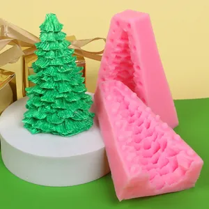 Nahaufnahme einer rosa 3D Weihnachtsbaum Silikonform für handgefertigte Kerzen