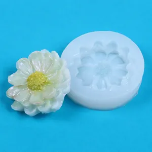 Detailansicht einer Gänseblümchen-Silikonform mit einem fertigen Kunsthandwerksstück