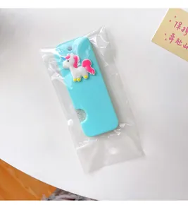 Dettaglio di un pettine pieghevole unicorno azzurro in confezione di plastica trasparente
