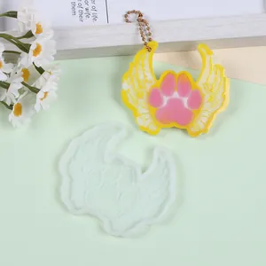Detalle de molde de silicona ala de ángel garra de gato y pieza de resina