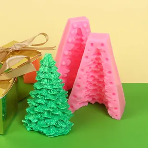 Detailansicht der 3D-Weihnachtsbaum-Silikonform und fertige grüne Wachskerze.